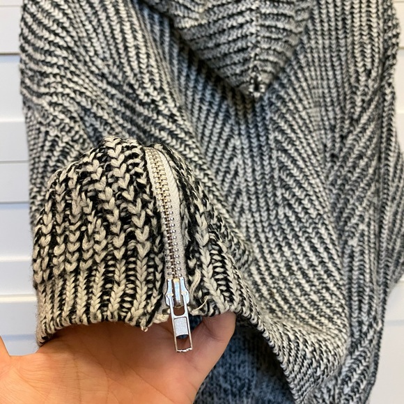 LF turtle neck with zipper detail! - Picture 2 of 3